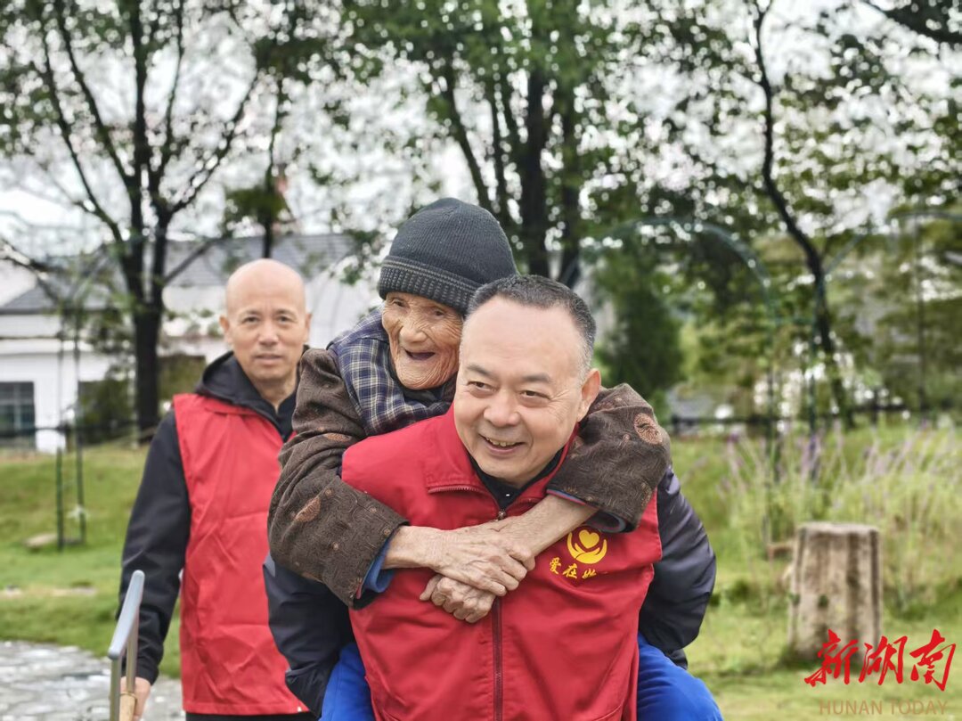 红马甲暖夕阳!“爱在始终”志愿者陪伴105岁老人过寿
