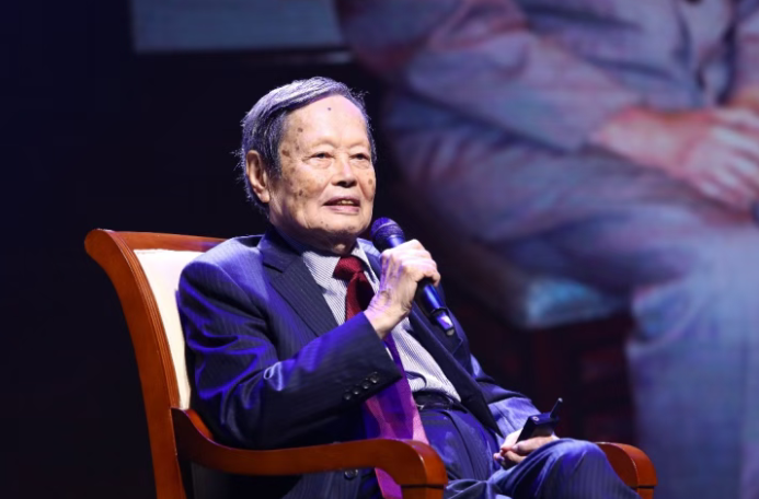 施一公撰文怀念杨振宁