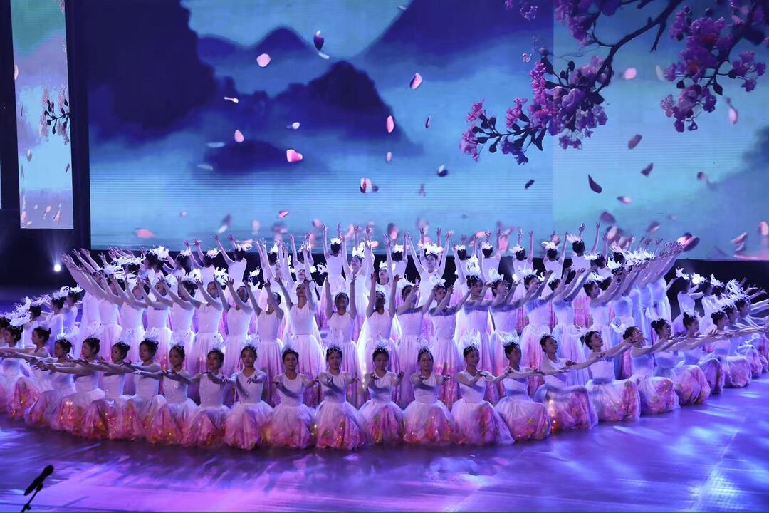 青春绽放 艺韵飞扬——湘中幼专学子闪耀湖南省第六届中学生运动会开幕式