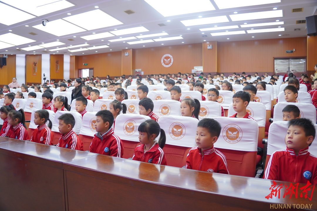 致敬最可爱的人，争做新时代好少年——长沙市明德金鹰学校举行国旗下的思政课