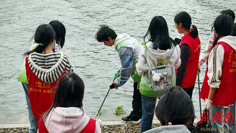 邵阳学院青年志愿者协会组织“河小青”巡河护河活动