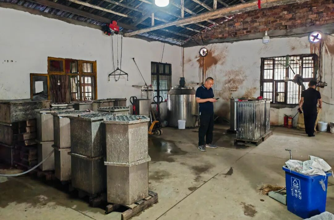 别违法！益阳两企业无证生产固体甲醇 被罚十万元！