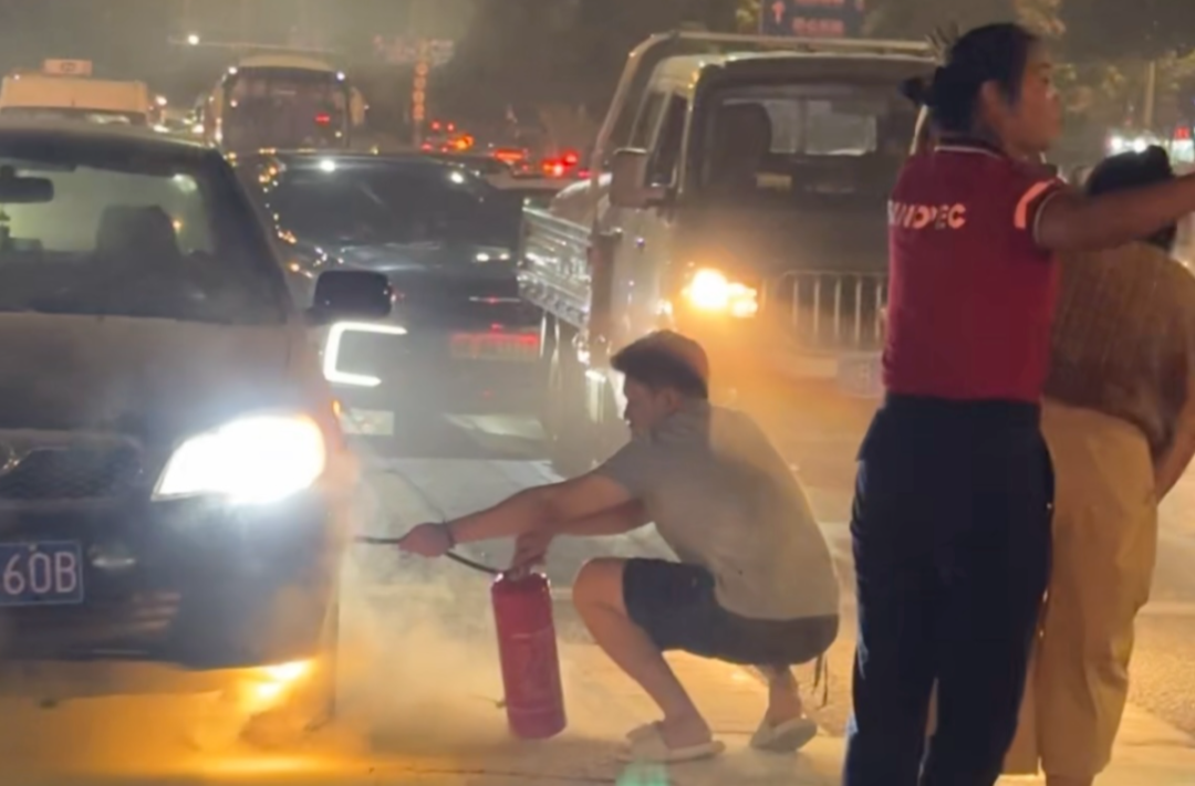  教官即卫士！便衣民警秒变“救火先锋”