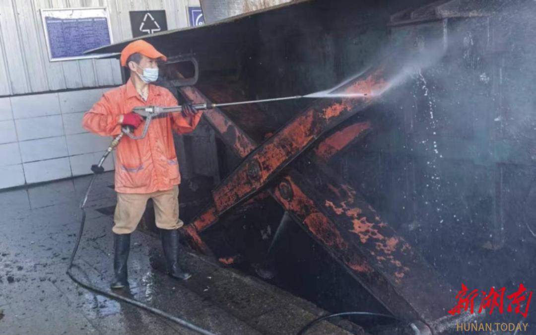 永州冷水滩区环卫和园林中心开展垃圾站“净味革命”，告别异味“顽固污渍”