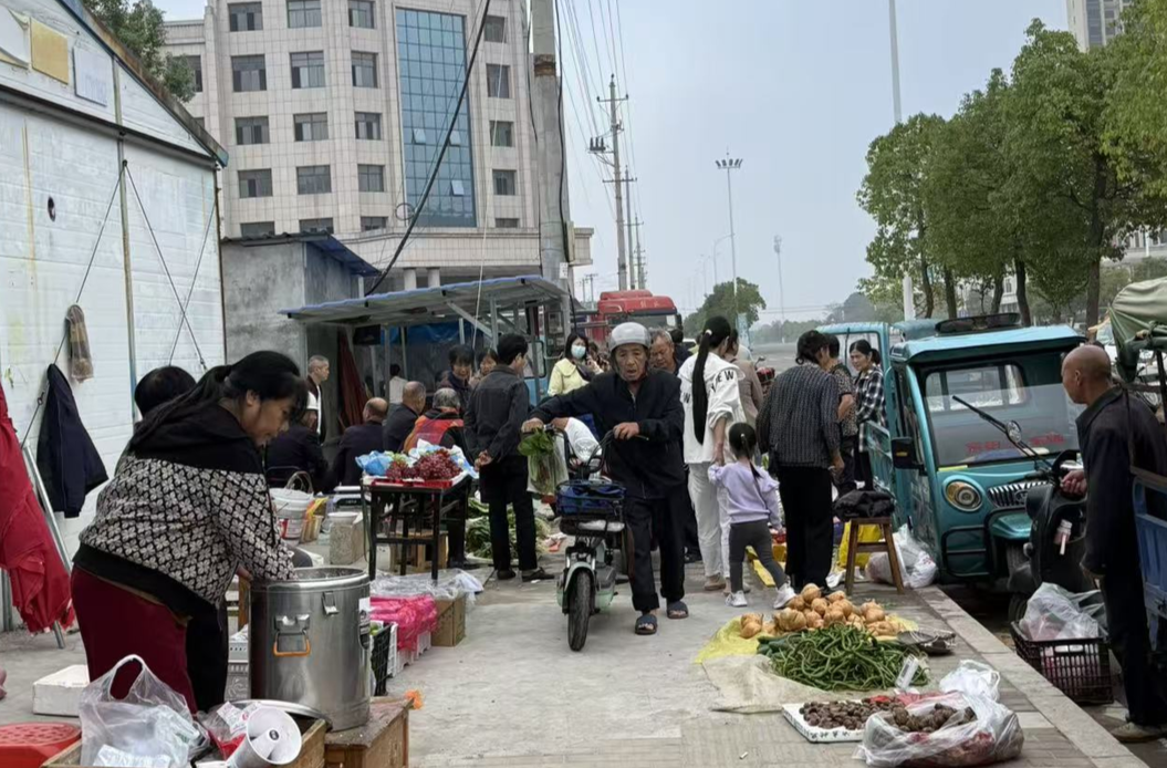 让地摊“安家” 为民生“增温”——攸县春联街道找准流动摊贩“治理密码”