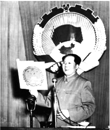 开国大典上，天安门城楼上为什么没悬挂国徽