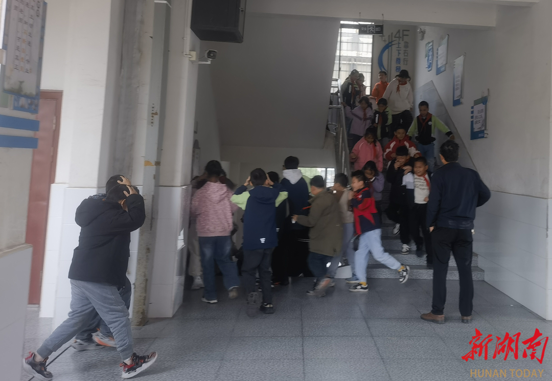 居安思危 临“震”不乱——泸溪县武溪镇第二小学开展防地震紧急疏散演练