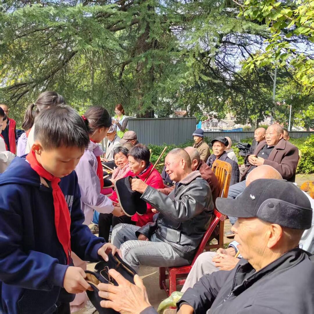 石门夹山镇完小：童心温暖夕阳红