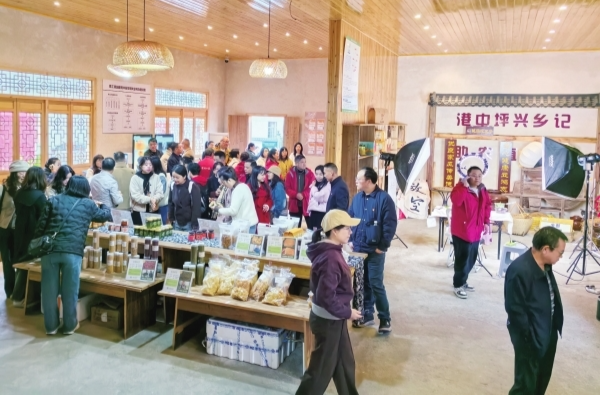 “十四五”期末考试民生答卷来了③ | 家门口的“就业桥”“暖心桥”@湖南日报要闻版头条