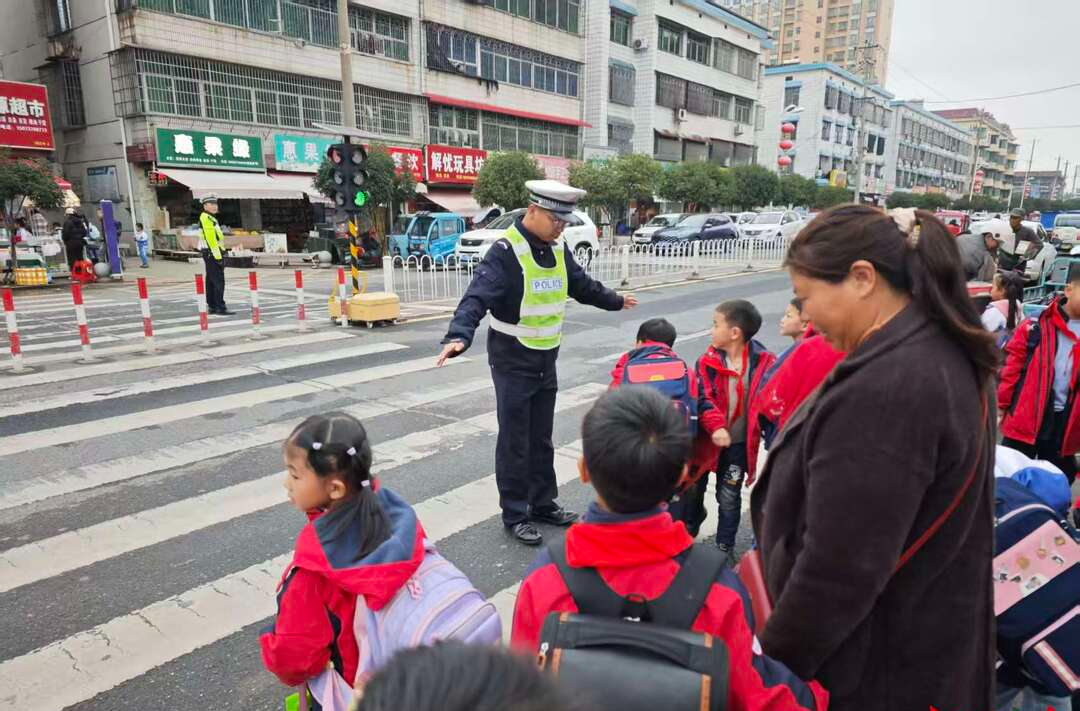 “交警叔叔，给您！” 风雨中，两个孩子递来一张折叠的纸条……