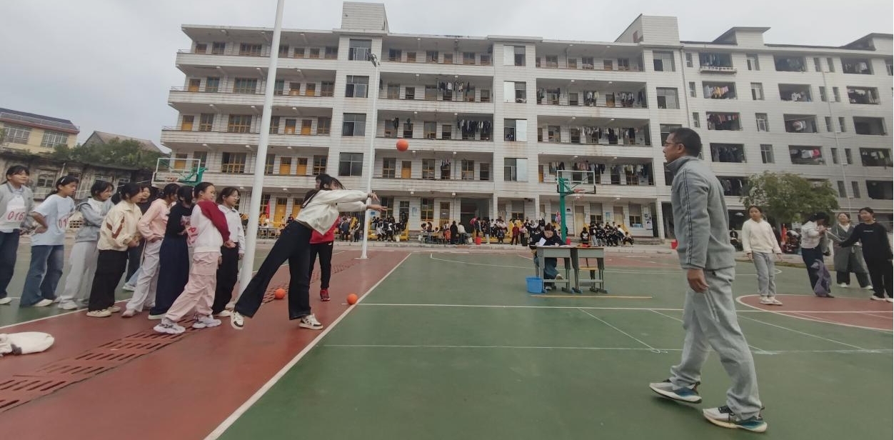 东岳观镇中学举办第43届秋季田径运动会