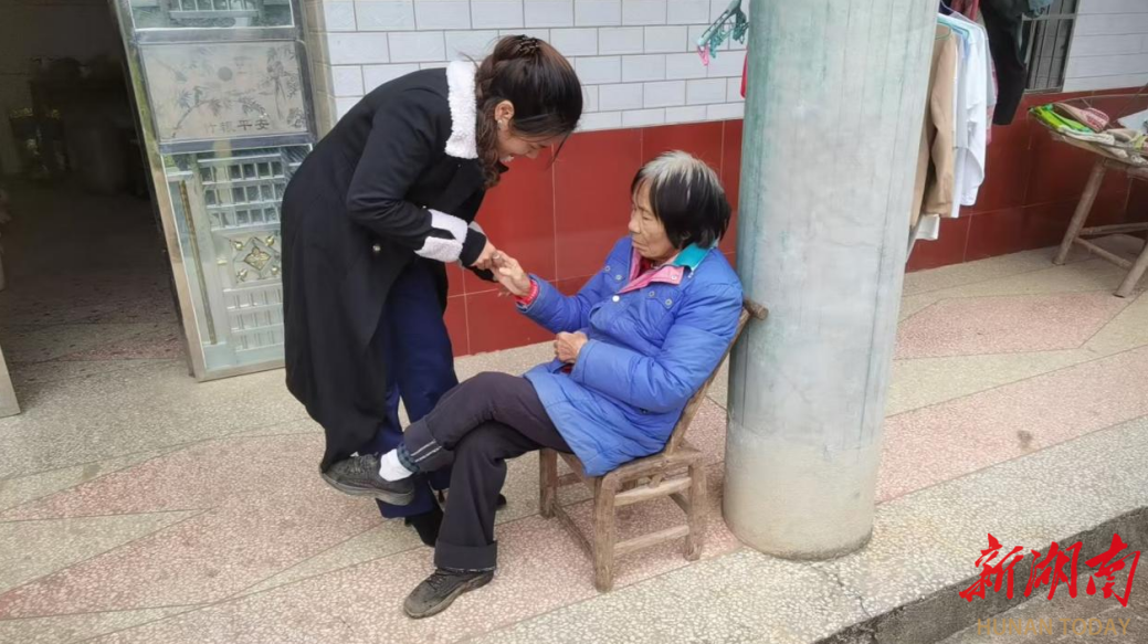 杏子铺镇开展佩戴“莲心手环”志愿活动 