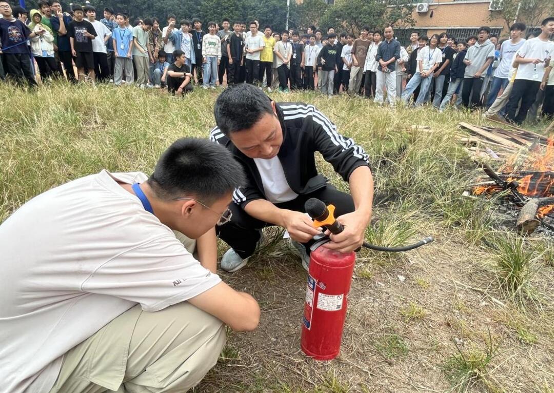 衡南县云集中学开展消防应急疏散演练