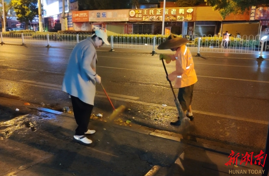 首位度·洁绿行｜夜“净”城市烟火气！冷水滩区环卫和园林中心多措强化夜宵摊周边环境卫生治理
