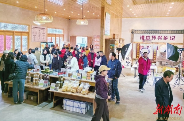 “十四五”期末考试民生答卷来了③ | 家门口的“就业桥”“暖心桥”@湖南日报要闻版头条