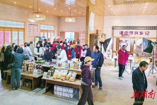 “十四五”期末考试民生答卷来了③ | 家门口的“就业桥”“暖心桥”@湖南日报要闻版头条