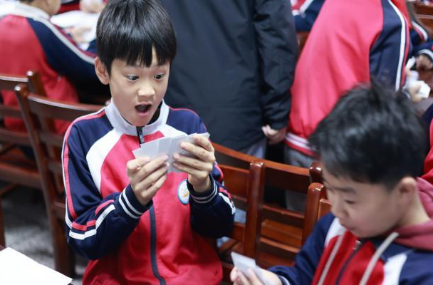 趣味化学牌桌上演！南县三完小科学课堂玩出新花样