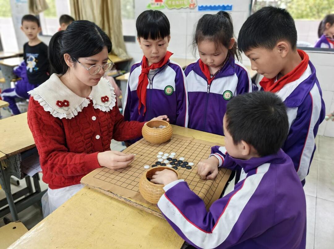 以指尖跃诗意，用真心暖童心——记郴州市湘南小学教师朱春文