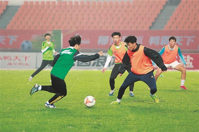 视觉丨“湘超”郴州队员们全身心投入训练