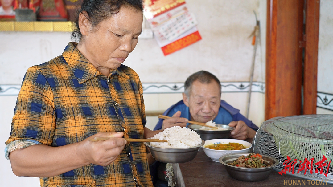 00后探店老年食堂 | 村里飘出幸福的味道