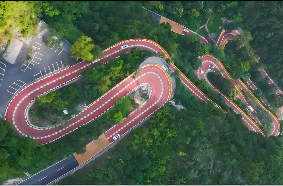 畅行在矮寨盘山公路上