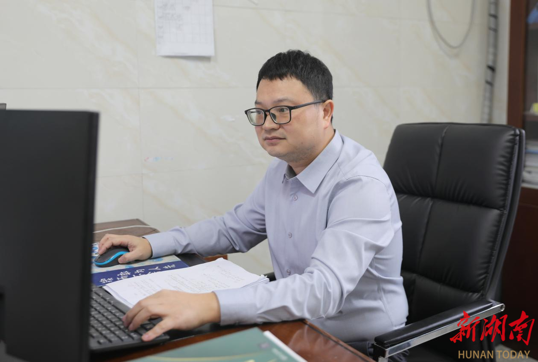 湖南工程学院教师邓人杰:做学生成长成才的“催化剂”