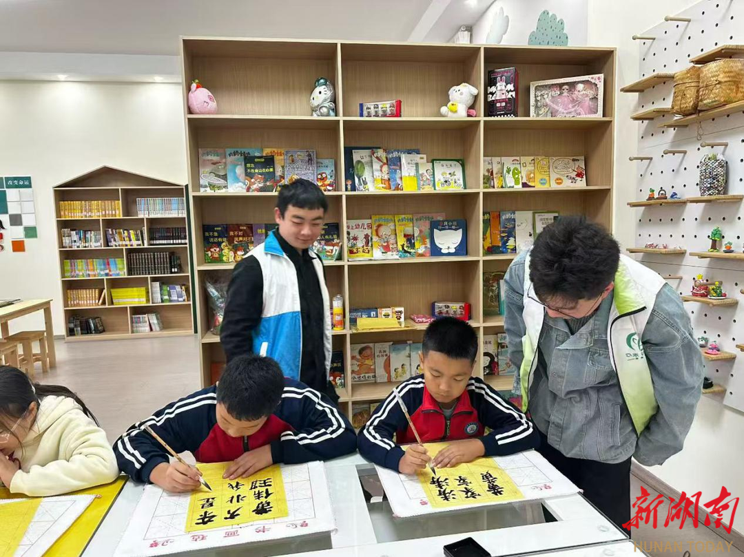 安化：社工走进学校传承黄自元书法