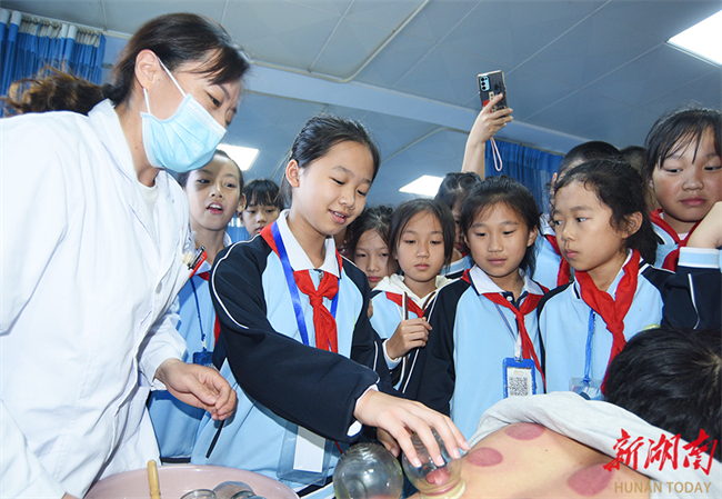 Students Learn Traditional Chinese Medicine Culture in Jiahe County