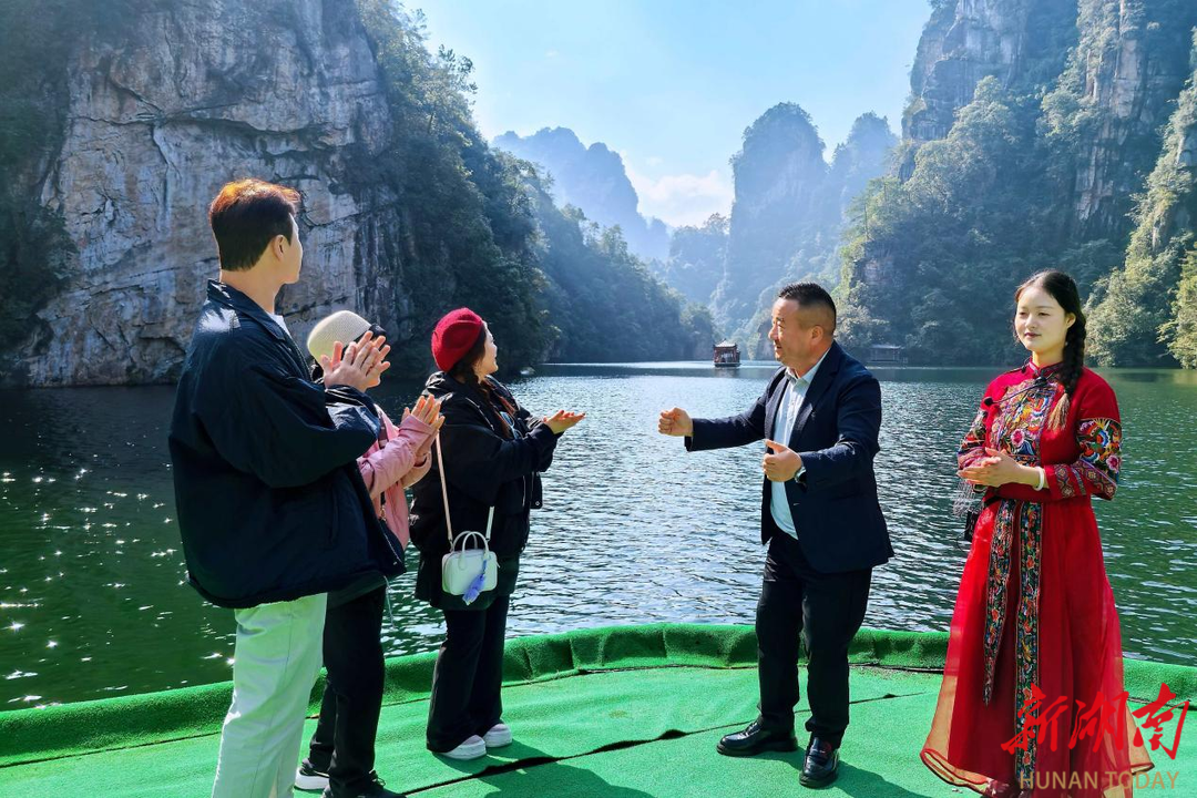 韩国笑星金元孝夫妇陪母游张家界 升华“孝道观光”