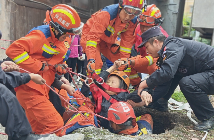 老人坠井!古丈警民合力成功营救