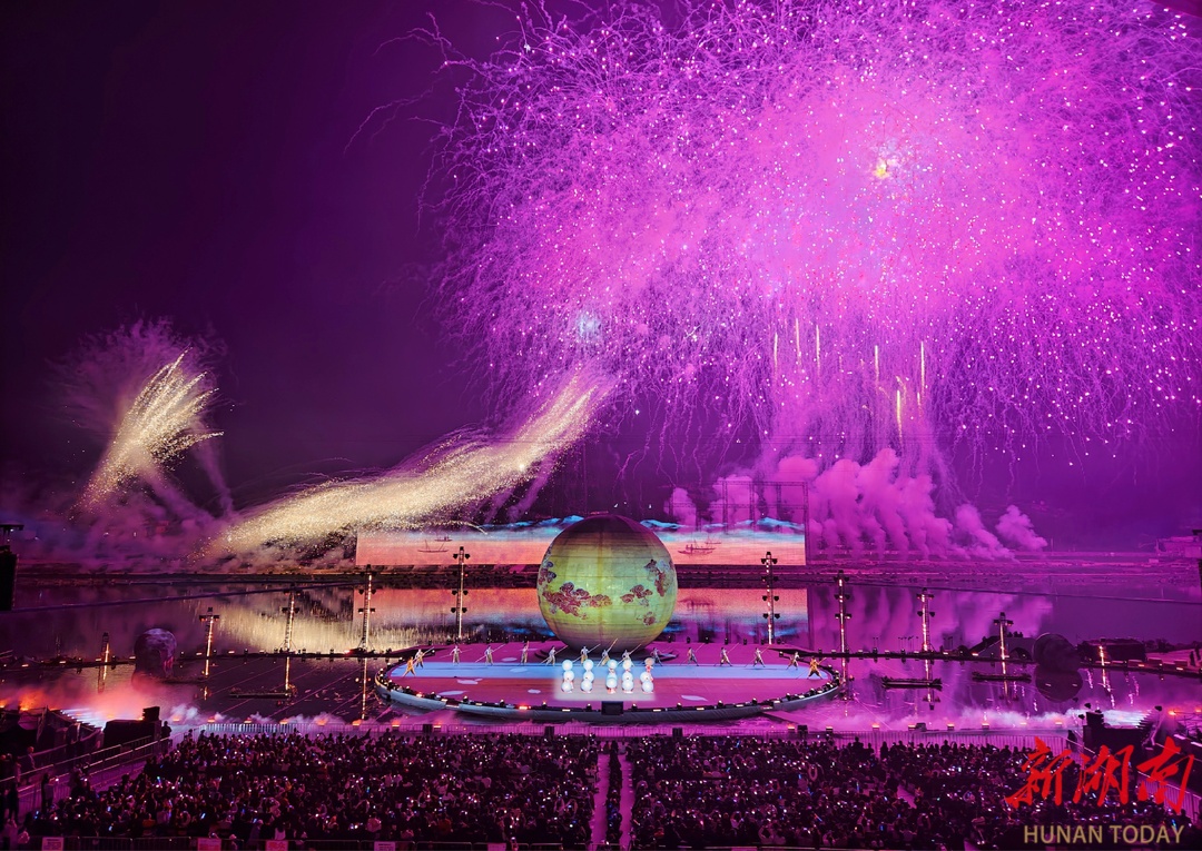 第十七届浏阳花炮文化节开幕 160米“烟花光塔”点亮夜空