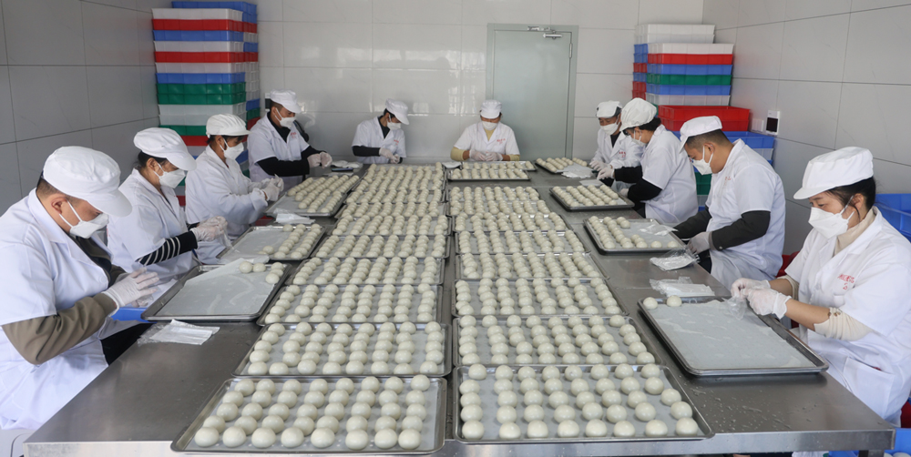 小团子“揉”出大产业——“华容团子制作工”获评市级特色劳务品牌