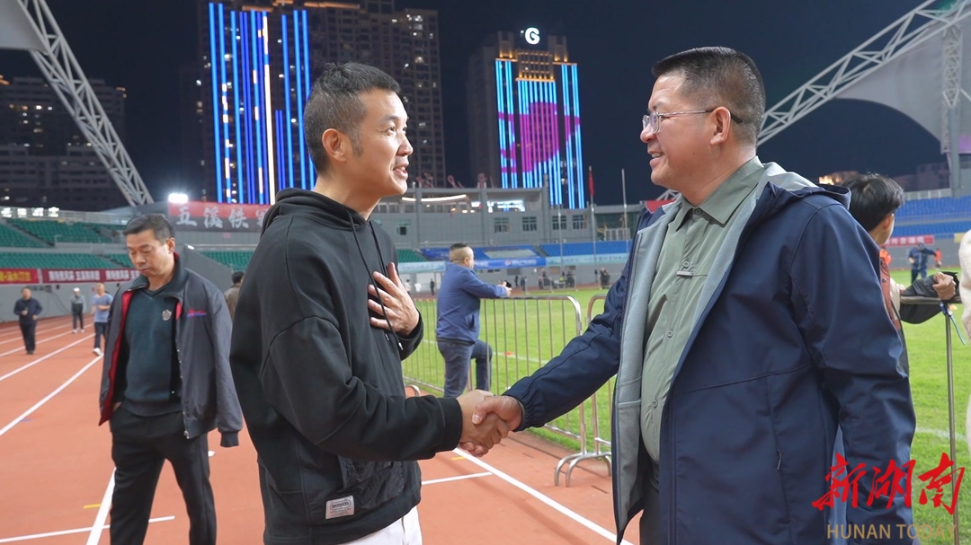 本土力量助燃绿茵梦想 曾掌柜土鸡馆为湘超怀化球队捐资打气