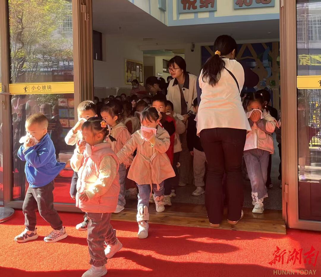 有序撤离练本领 消防演习从娃娃开始