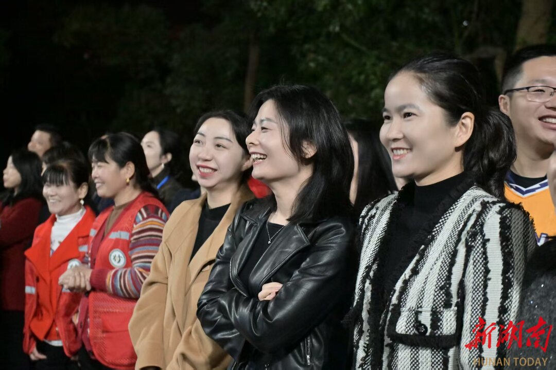 Fans gather to watch the Men's Basketball Tournament of Yueliangdao Street 'Lou BA'.