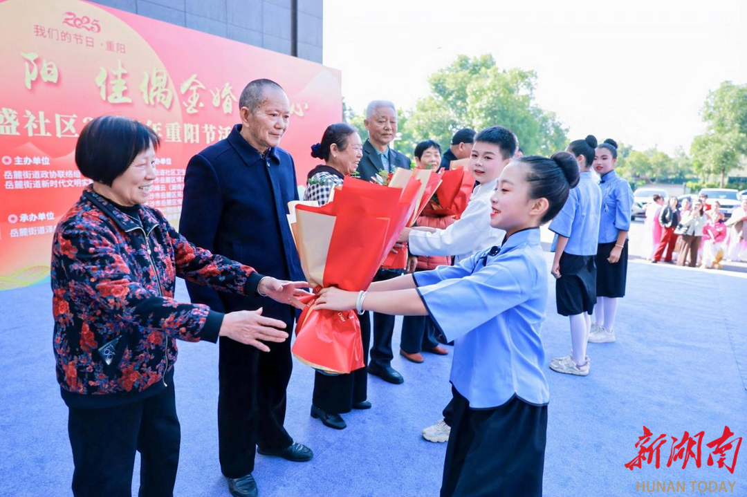 长沙泽盛社区：金秋贺重阳 金婚颂同心