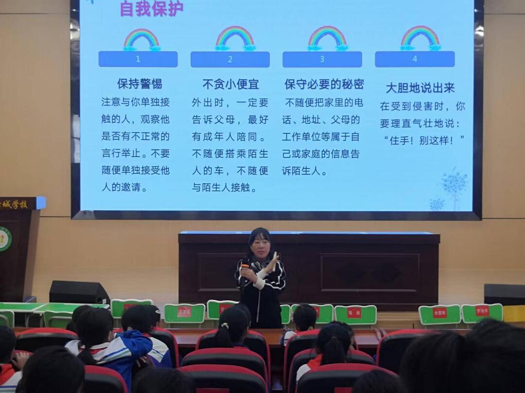 平江县新城学校开展女生专题讲座