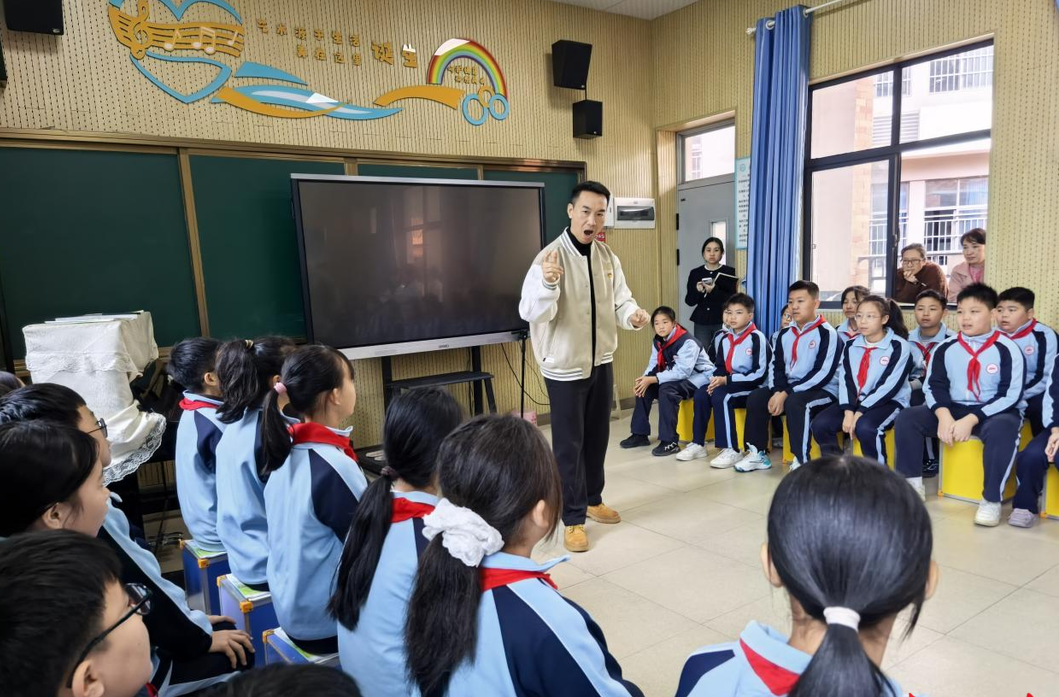 党员示范展风采 美育课堂润童心——博雅小学校长吴世强上党员示范课