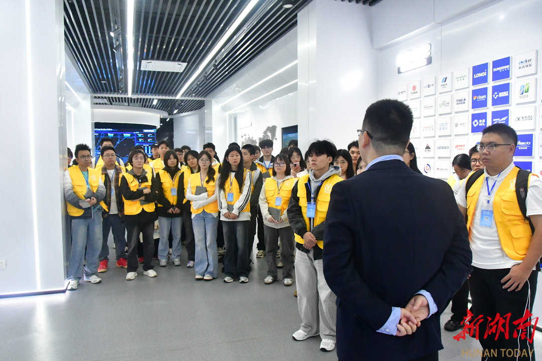 百余名学子实地探访湘潭名企!“高校学子名企行”首场活动举行