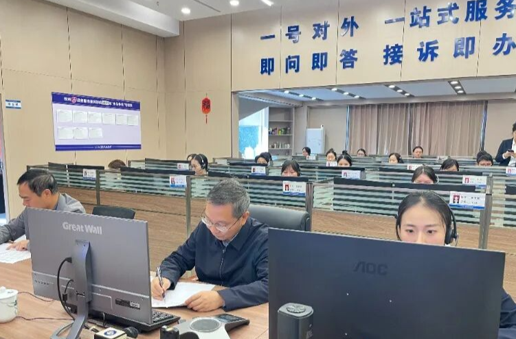 陈恢清接听“12345”政务服务便民热线