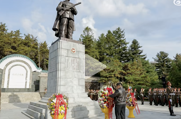 金正恩向毛岸英之墓献花
