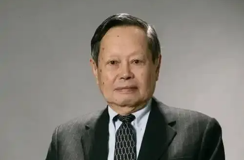 清华大学党委书记、校长撰文：深切缅怀杨振宁先生