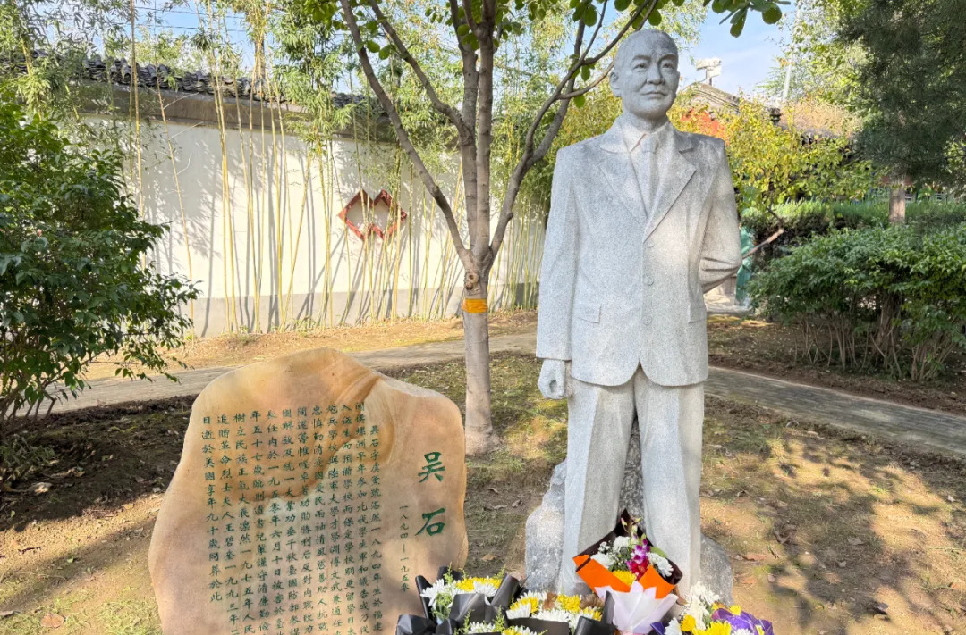 吴石将军墓前，多了三张照片......
