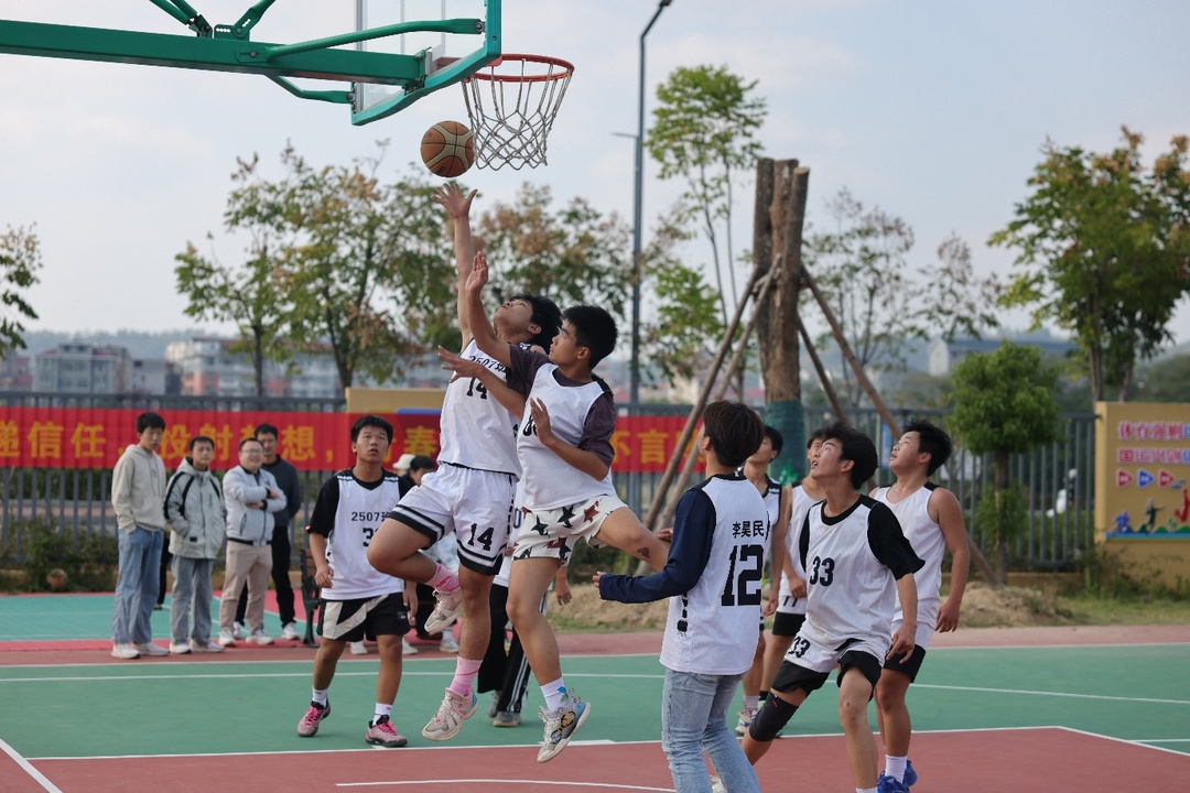 青春逐梦,赛场飞扬——麻阳职中举办2025年迎新篮球赛