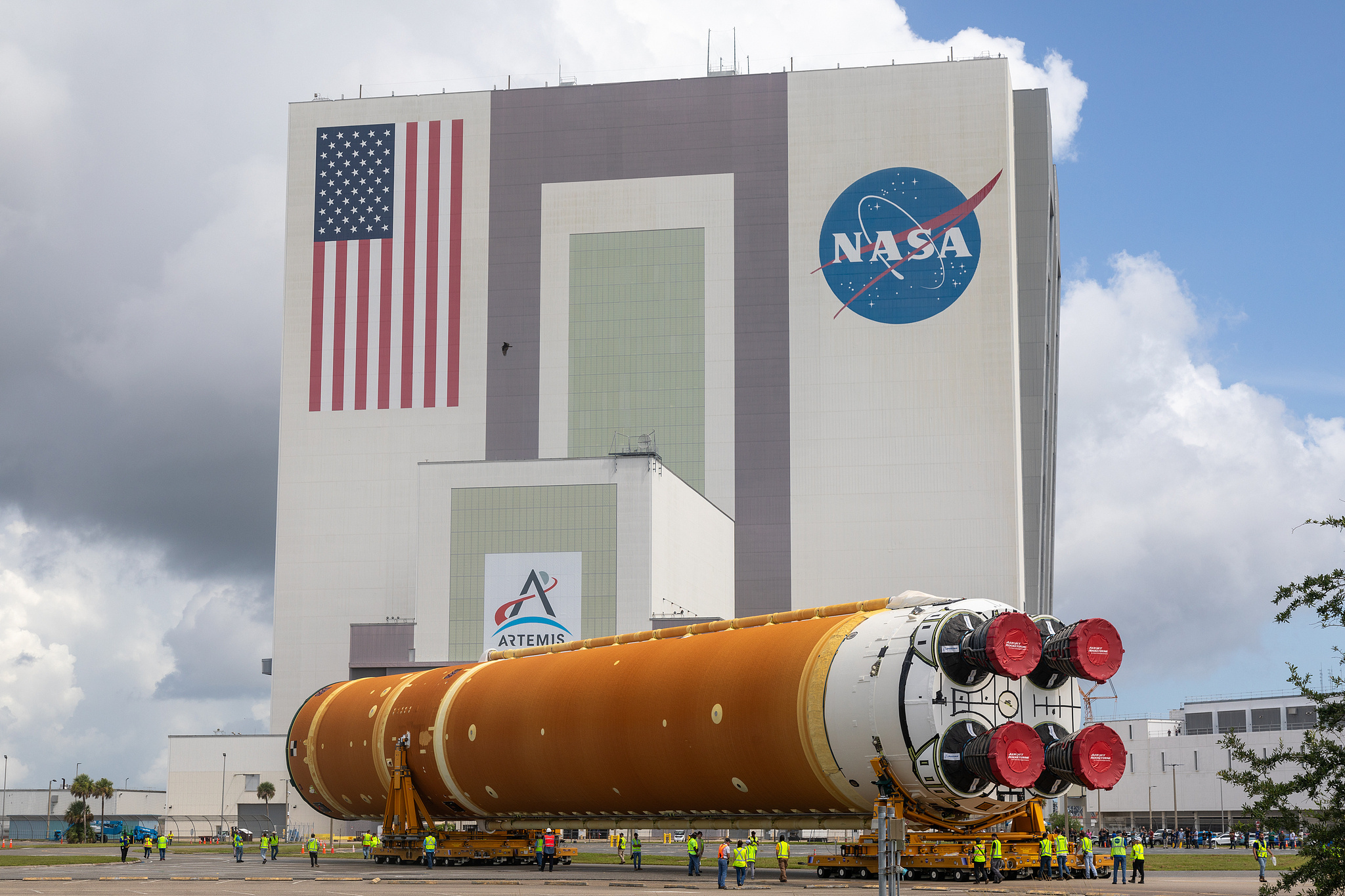 美载人绕月任务飞船完成与火箭对接