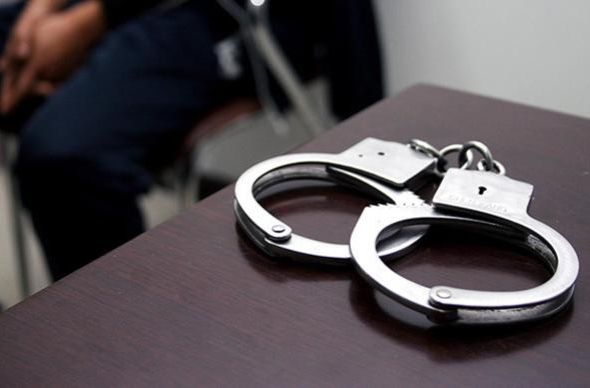 男子在金饰店内打砸柜台，警方通报：已被刑拘