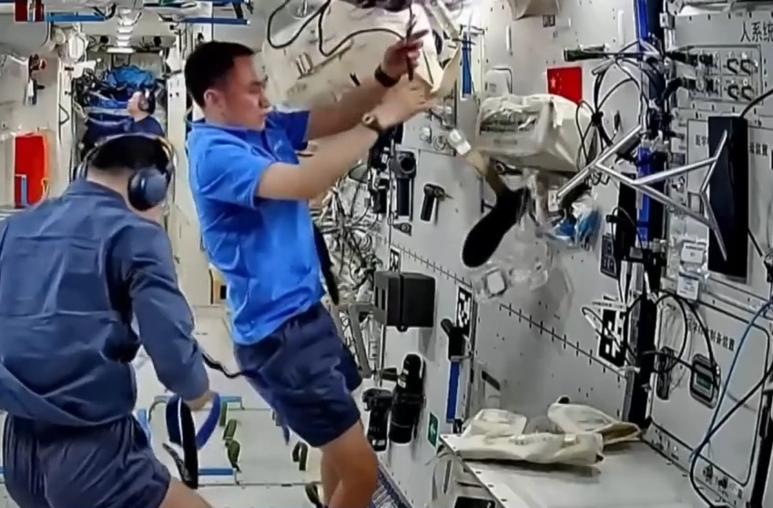 周末·科技丨“太空出差”超180天 神二十乘组开始返回前准备工作
