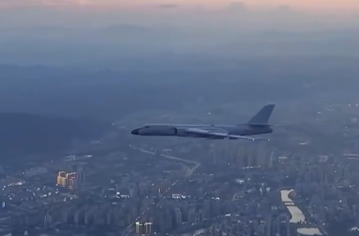 多架轰-6K赴台岛周边海空域展开模拟对抗训练
