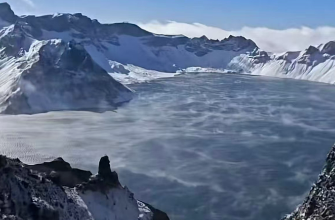 长白山天池出现“沸腾开锅”？景区：系自然现象，一年有一两次