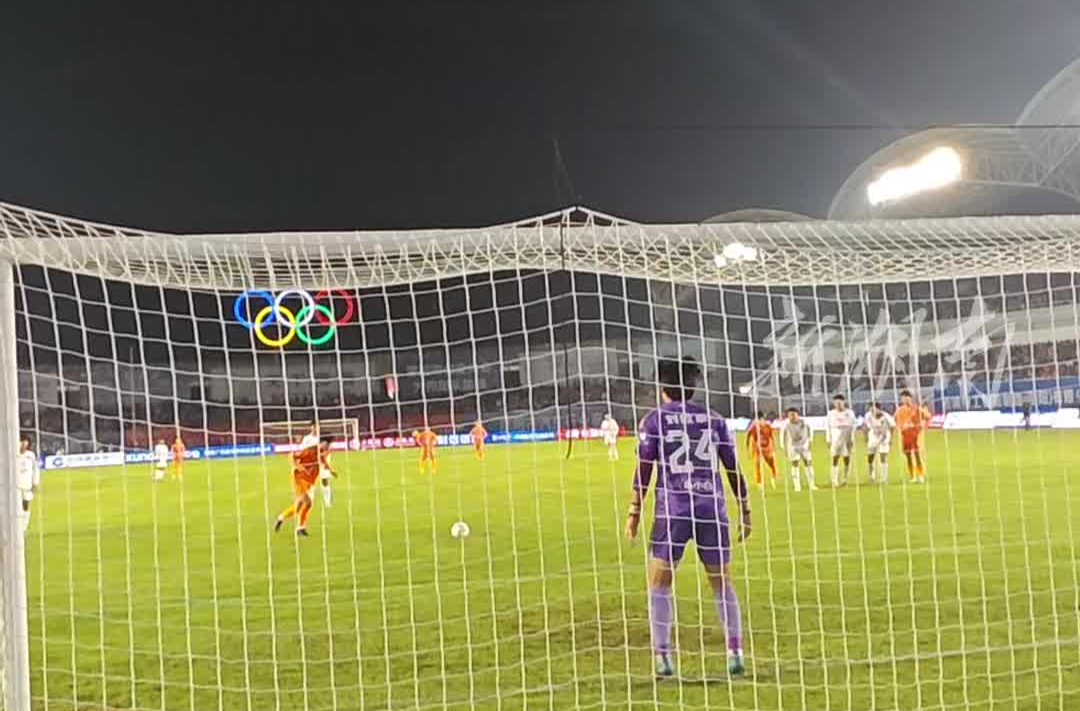 湘超第七轮邵阳队获点球率先1:0,衡阳队粉丝大喊“搞回来!”